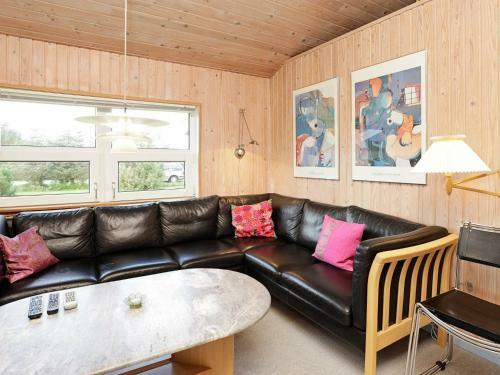 Three-bedroom Holiday Home In L�kken 11