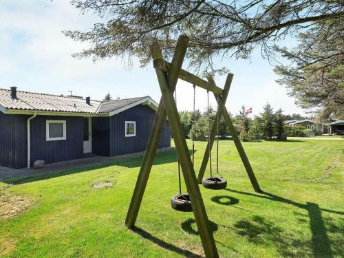 Three-bedroom Holiday Home In L�kken 11
