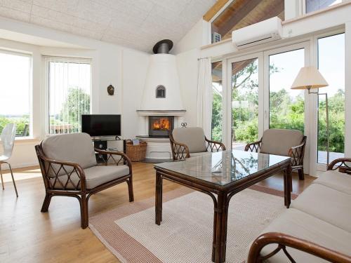 Three-bedroom Holiday Home In Hundested 2