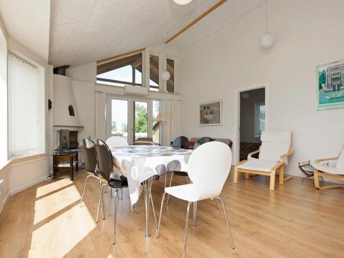 Three-bedroom Holiday Home In Hundested 2