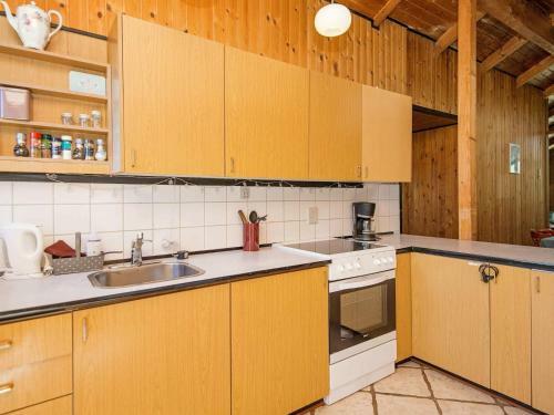 Three-bedroom Holiday Home In L�kken 70