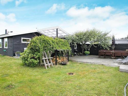 Three-bedroom Holiday Home In L�kken 77