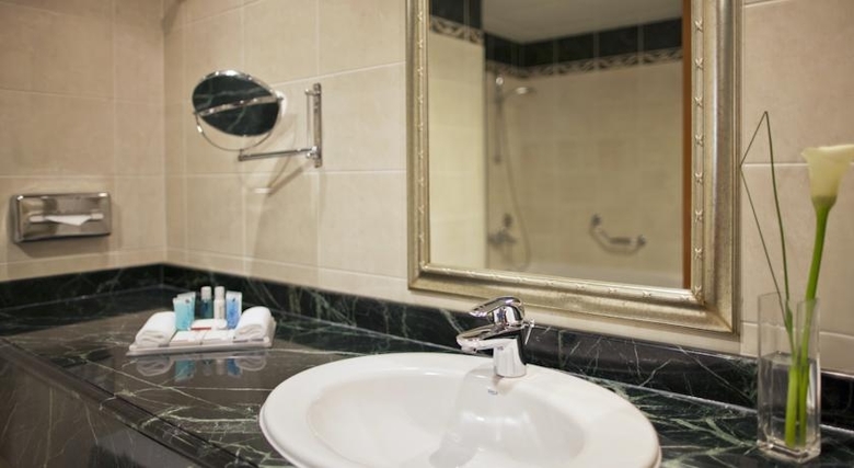 Hotel Al Maha Rotana Suites