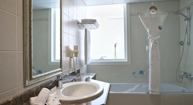 Hotel Al Maha Rotana Suites