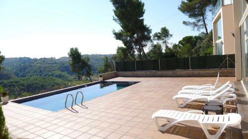 Gran Casa Con Piscina En Abrera