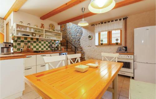 Three-bedroom Holiday Home Turcic With Sea View 09