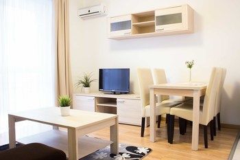 Corvin Plaza Apartments And Suites