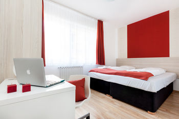 Corvin Plaza Apartments And Suites