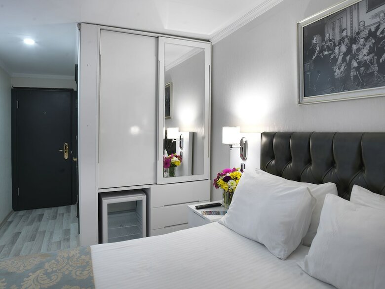 Monarch Hotel