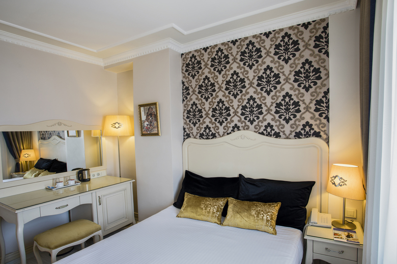 Raymond Hotel