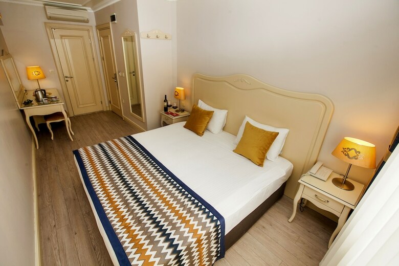 Raymond Hotel