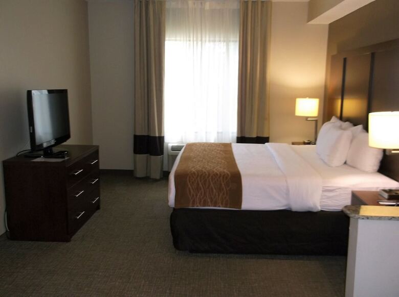 Hotel Comfort Inn & Suites (.)