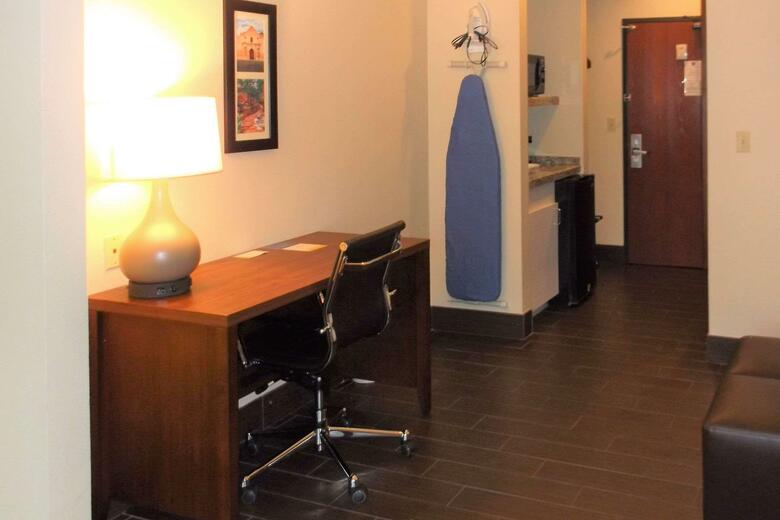 Hotel Comfort Inn & Suites (.)
