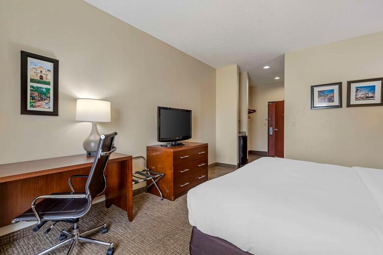 Hotel Comfort Inn & Suites (.)