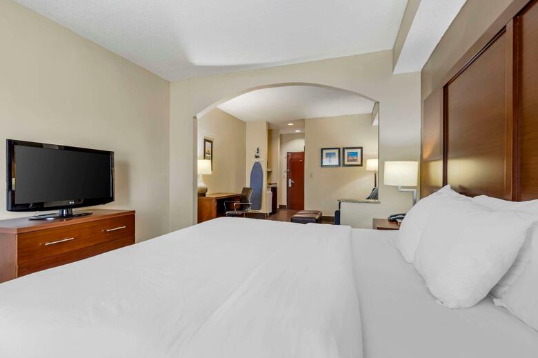 Hotel Comfort Inn & Suites (.)