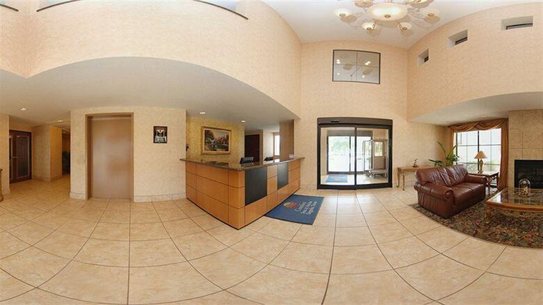 Hotel Comfort Inn & Suites (.)
