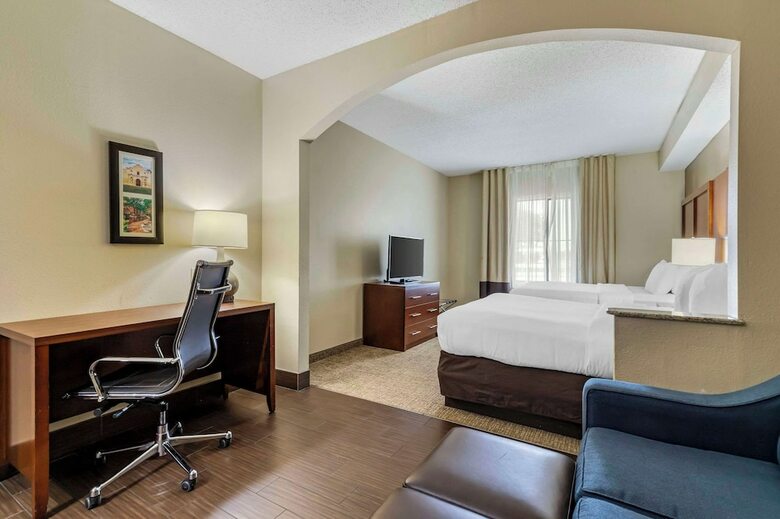 Hotel Comfort Inn & Suites (.)