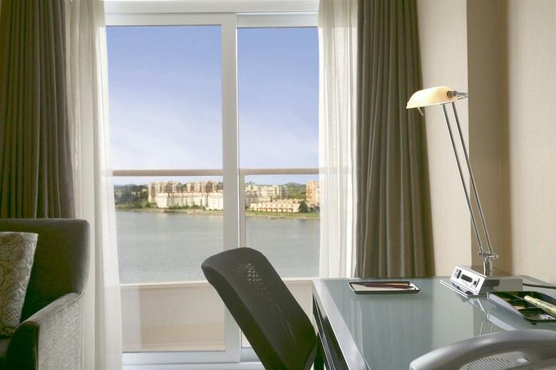 Coast Victoria Harbourside Hotel & Marina