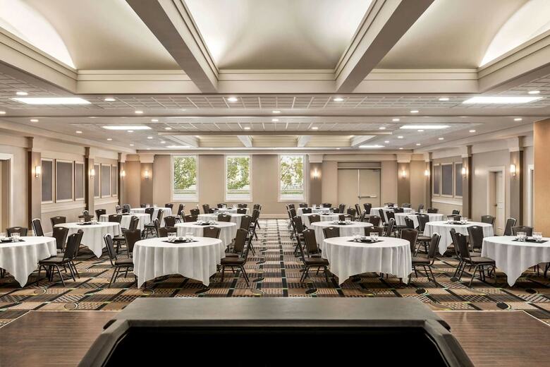 Hotel Executive Royal Inn North Calgary