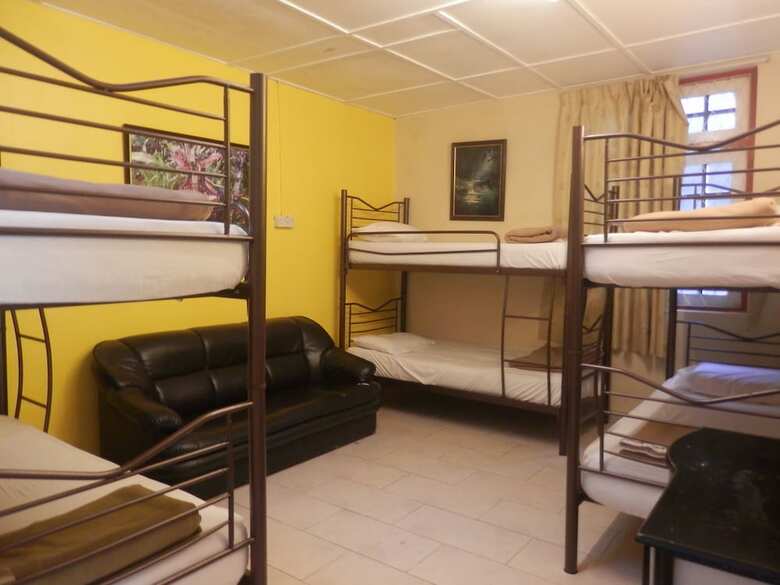 Hostal Eight Mentigi Guesthouse