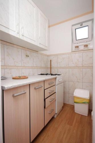 Apartment Gradac 6820b
