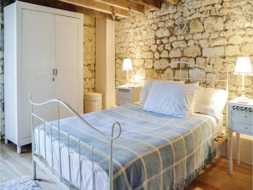 Two-bedroom Holiday Home Chinon With A Fireplace 05