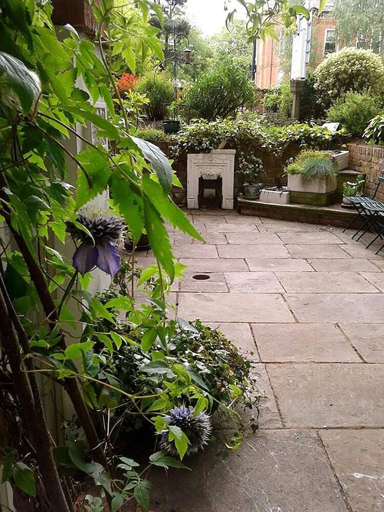 Hostal Cornerstones Guest House