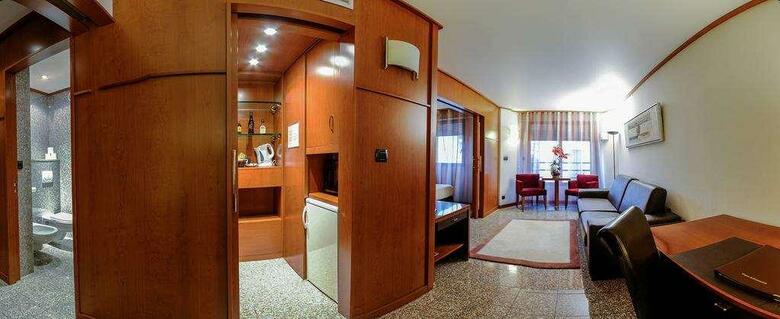 Hotel Goldstar Resort & Suites