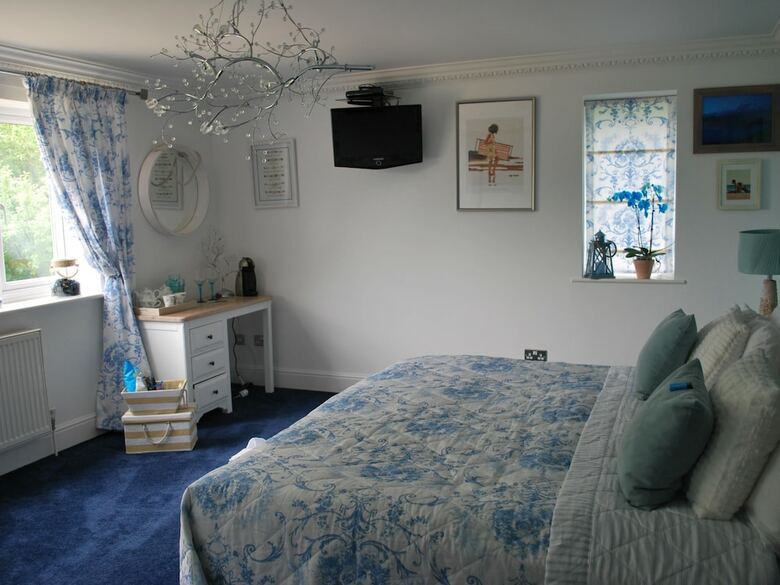 Hostal The Waters Edge Guest House