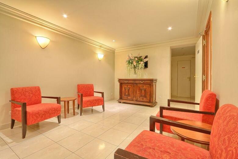 121 Paris Hotel