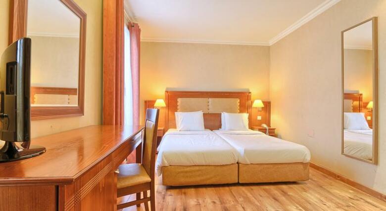 121 Paris Hotel