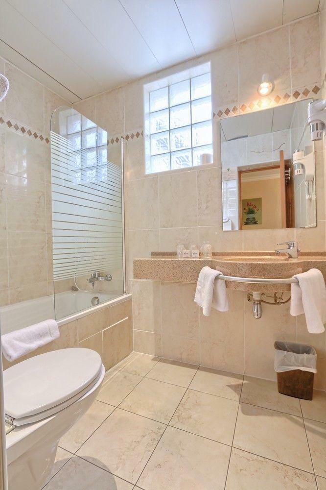 121 Paris Hotel