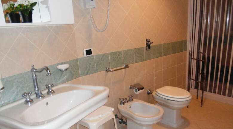 Hostal B&B Perla Di Corso Savoia