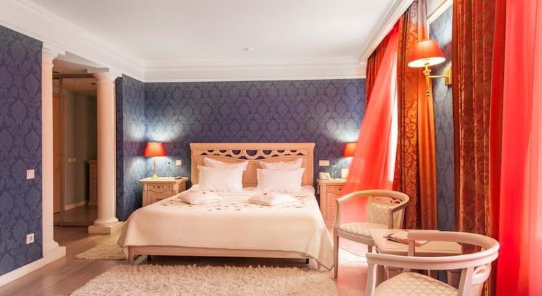 Grand Avenue Hotel