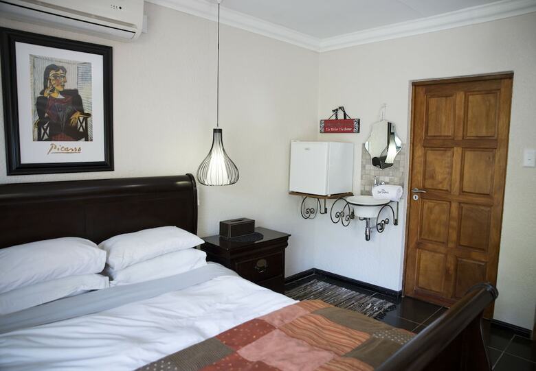 Hostal Ons Dorpshuis Guesthouse