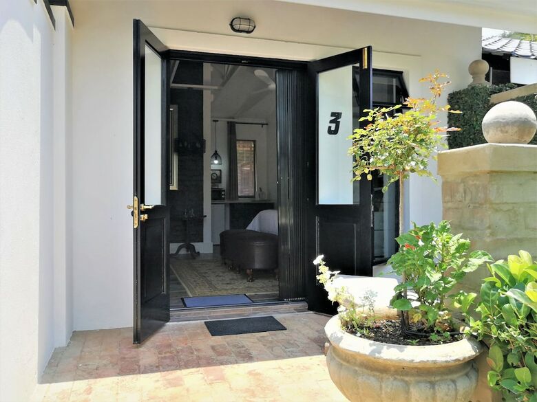 Hostal At 98 On Lynburn Guest House