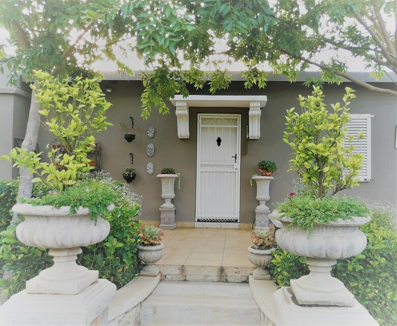 Hostal At 98 On Lynburn Guest House
