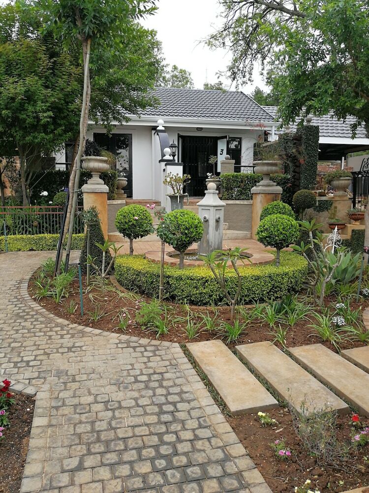 Hostal At 98 On Lynburn Guest House