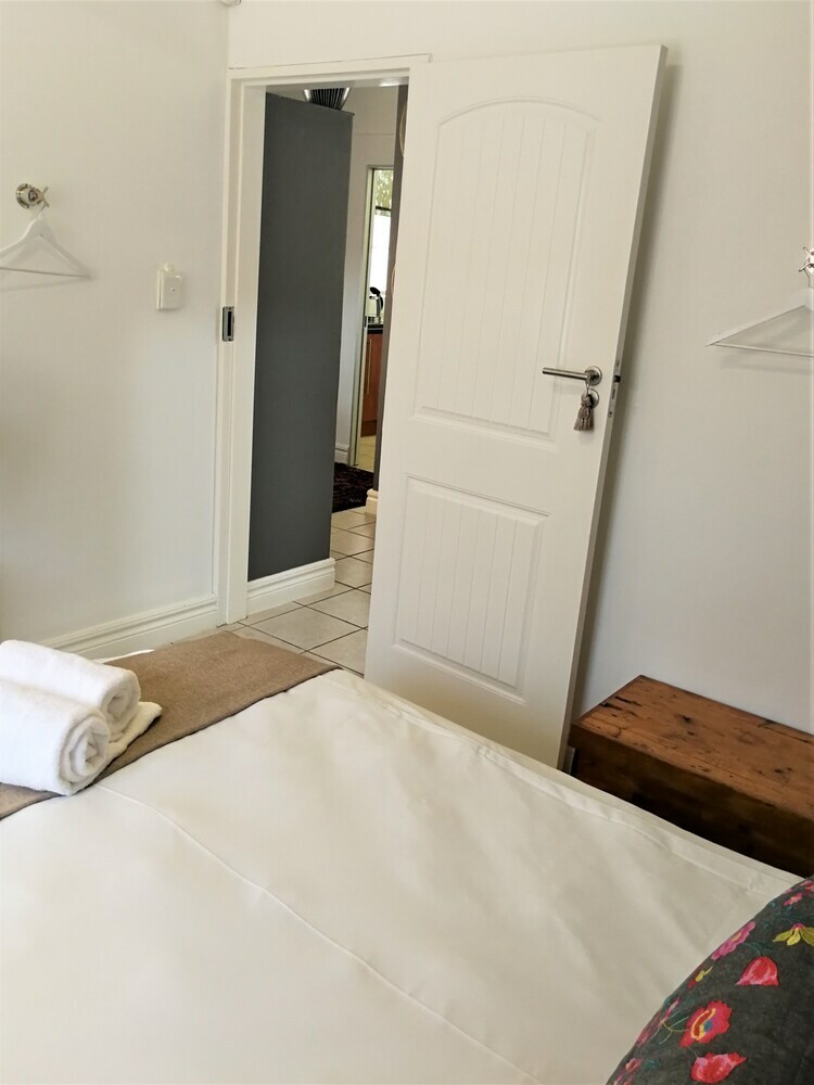Hostal At 98 On Lynburn Guest House