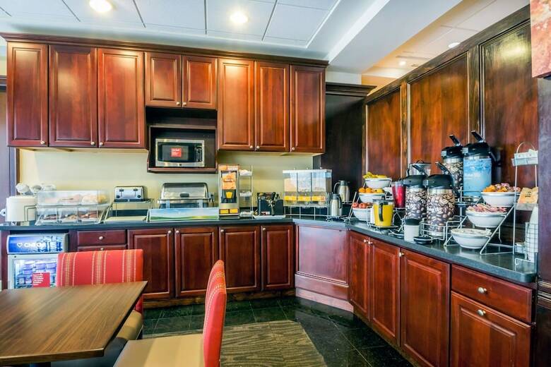 Hotel Comfort Suites At Woodbridge