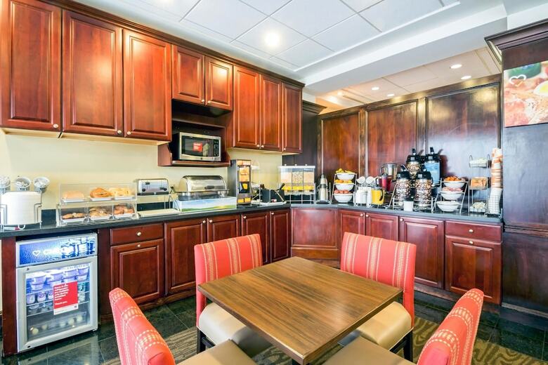 Hotel Comfort Suites At Woodbridge