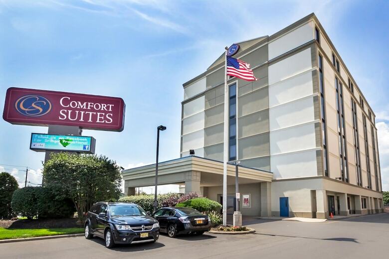 Hotel Comfort Suites At Woodbridge