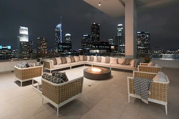 Apartamentos Level Furnished Living