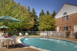 Clarion Hotel At Century House
