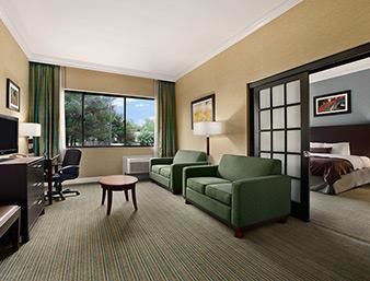 Hotel Ramada Plaza Long Island Macarthur Airport