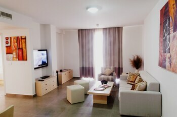 Hotel Capital Coast Resort & Spa