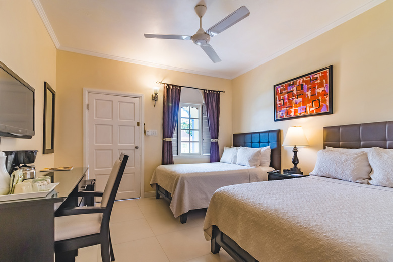 Hotel Travellers Beach Resort