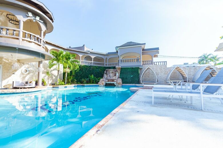 Hotel Travellers Beach Resort