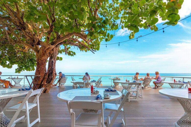 Hotel Travellers Beach Resort
