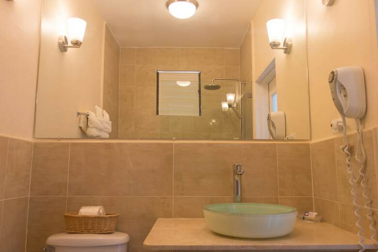 Hotel Travellers Beach Resort
